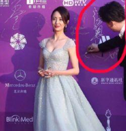 雷佳音搞笑红毯  第3张