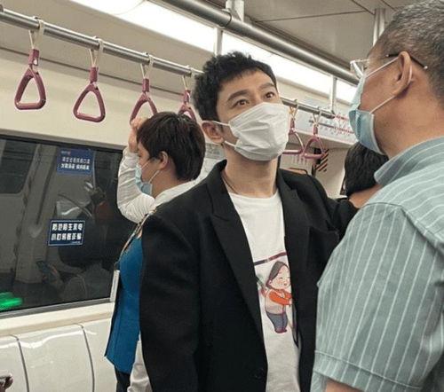 北京地铁偶遇明星,京城地铁邂逅明星瞬间