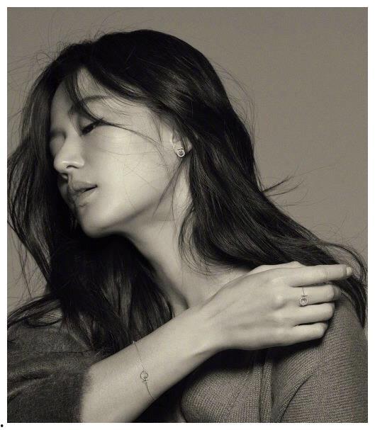 韩国明星黑白,揭秘黑白影像下的明星风采” 第2张 韩国明星黑白,揭秘黑白影像下的明星风采” 第2张