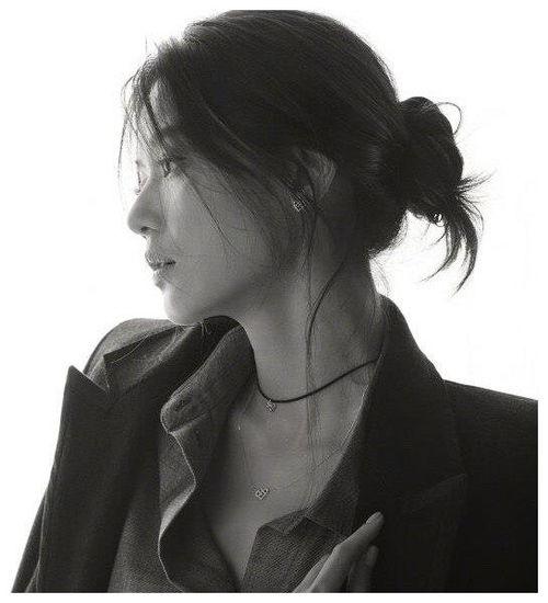 韩国明星黑白,揭秘黑白影像下的明星风采” 第3张 韩国明星黑白,揭秘黑白影像下的明星风采” 第3张